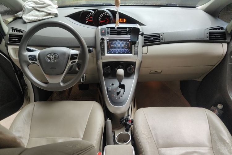 Used Toyota Verso 2014 Starlight 180E CVT Elite Edition Center Console
