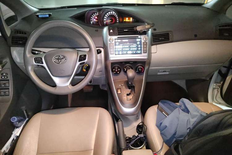 Used Toyota Verso 2014 Starlight 180E CVT Elite Edition Center Console