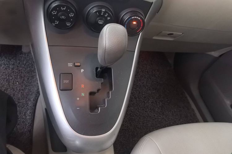 Used Toyota Verso 2014 Starlight 180E CVT Elite Edition Gear Lever