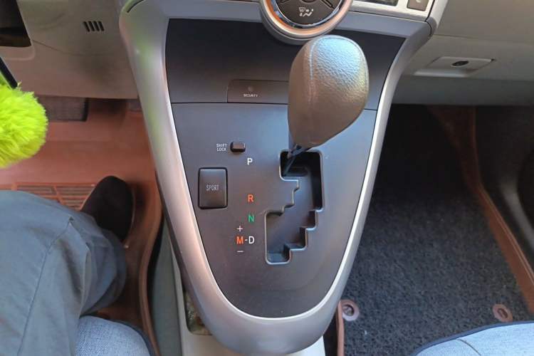 Used Toyota Verso 2014 Starlight 180G CVT Comfortable Multi-Function Edition Gear Lever