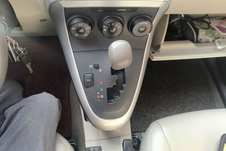 Used Toyota Verso 2014 Starlight 180E CVT Elite Edition Gear Lever