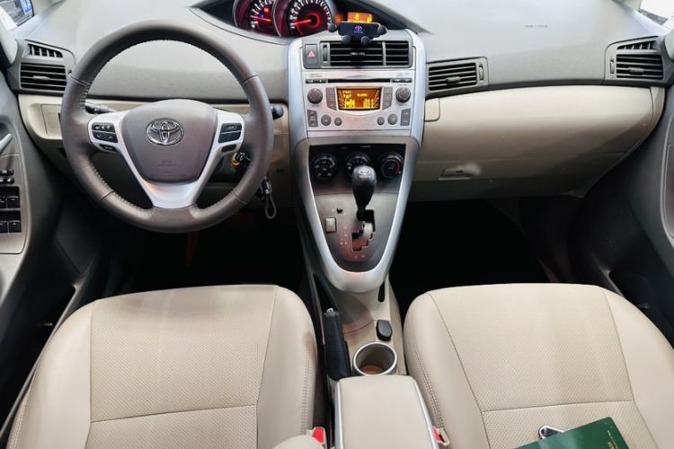 Used Toyota Verso 2014 Starlight 180E CVT Elite Edition Interior 1