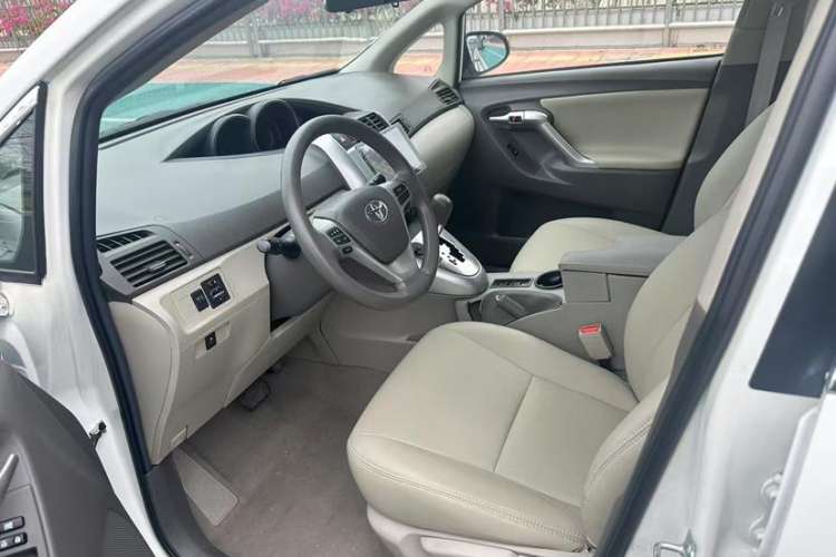 Used Toyota Verso 2014 Starlight 180E CVT Elite Edition Interior 2