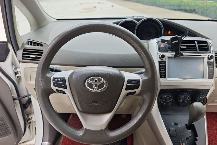 Used Toyota Verso 2014 Starlight 180E CVT Elite Edition Interior 4
