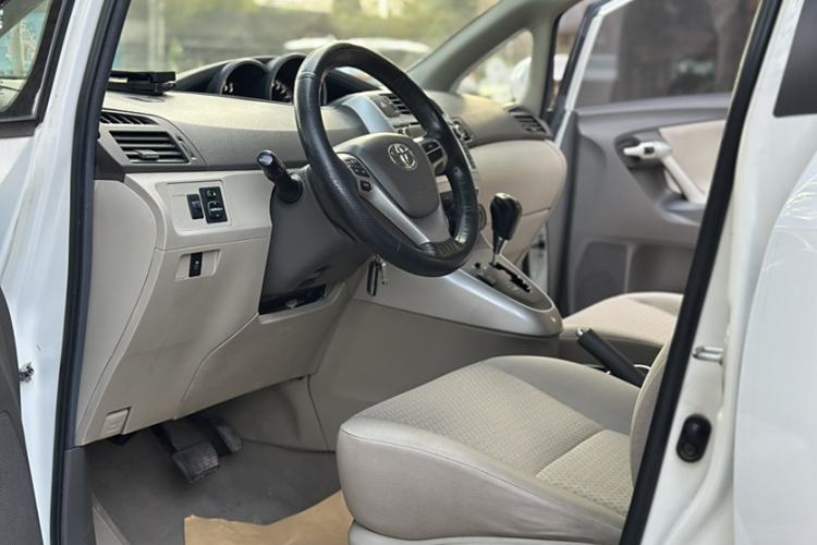 Used Toyota Verso 2014 Starlight 180E CVT Elite Edition Interior 5