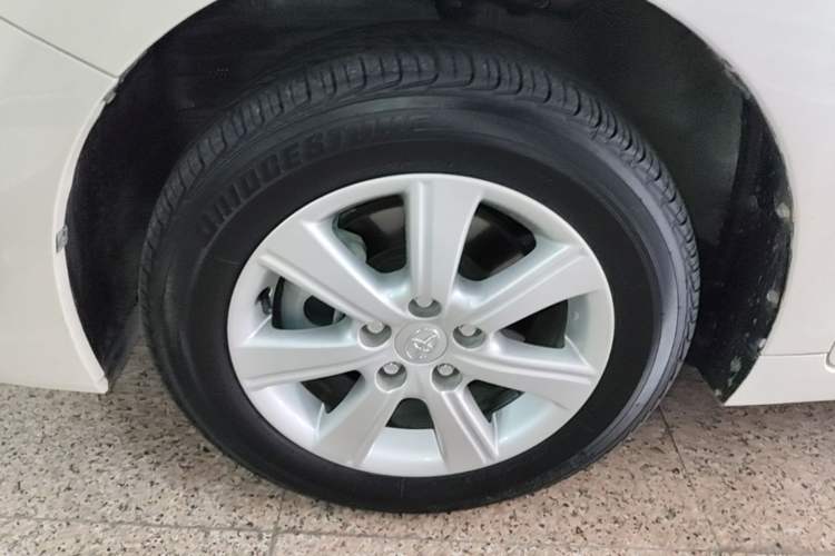 Used Toyota Verso 2014 Starlight 180E CVT Elite Edition Left Front Wheel Hub