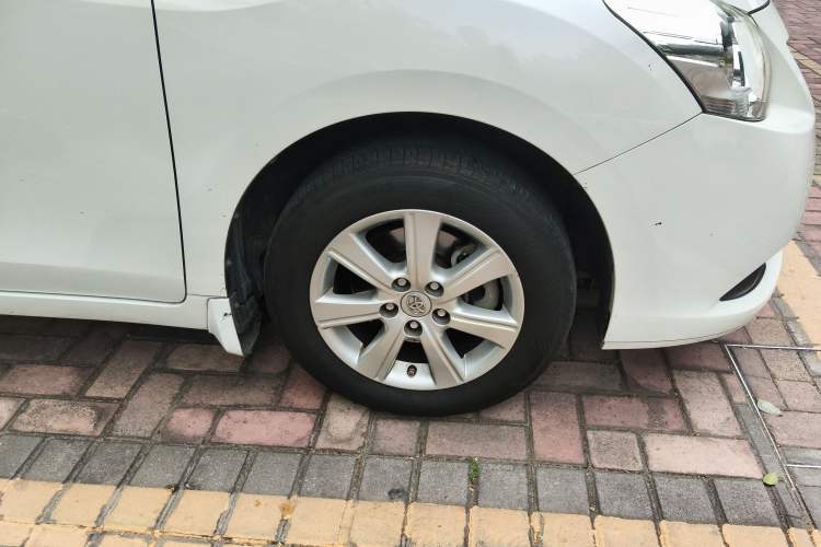 Used Toyota Verso 2014 Starlight 180E CVT Elite Edition Right Front Wheel Hub