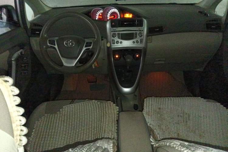 Used Toyota Verso 2015 180E CVT Crossover Edition Center Console