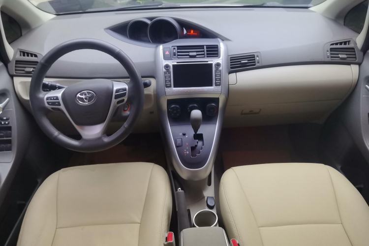 Used Toyota Verso 2015 180E CVT Crossover Edition Center Console