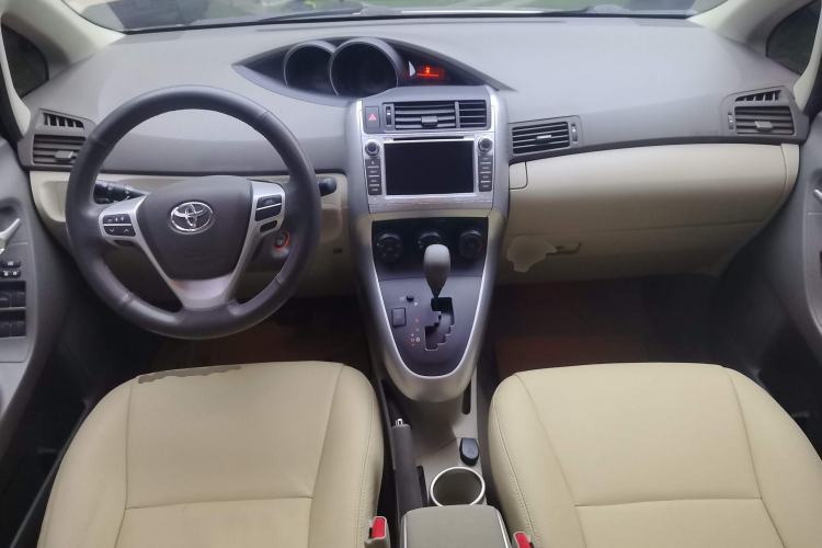 Used Toyota Verso 2015 180E CVT Crossover Edition Center Console
