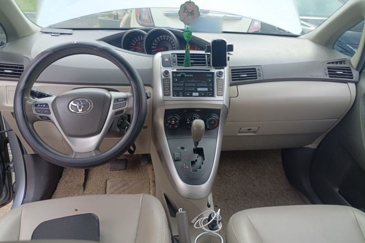 Used Toyota Verso 2015 180E CVT Crossover Edition Center Console