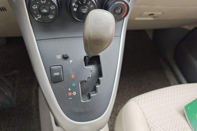 Used Toyota Verso 2015 180E CVT Crossover Edition Gear Lever