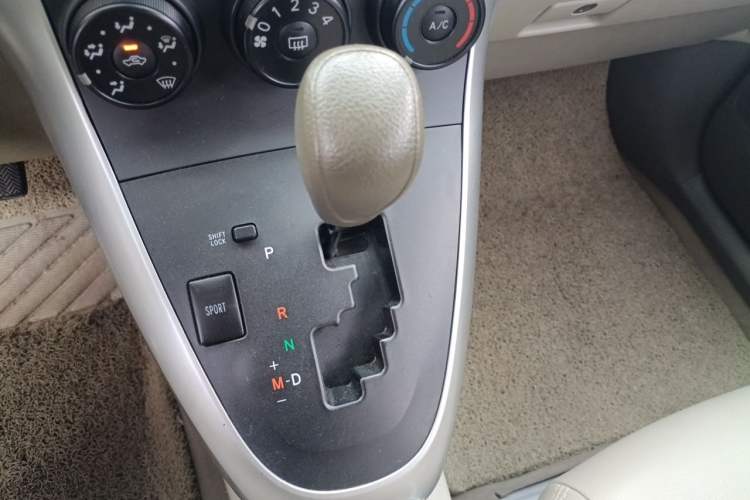 Used Toyota Verso 2015 180E CVT Crossover Edition Gear Lever