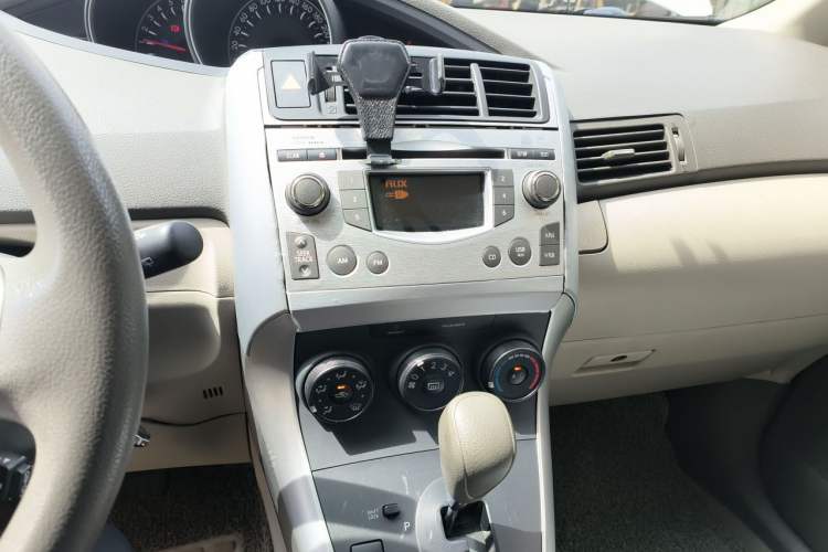Used Toyota Verso 2015 180E CVT Crossover Edition Audio And AC Panel