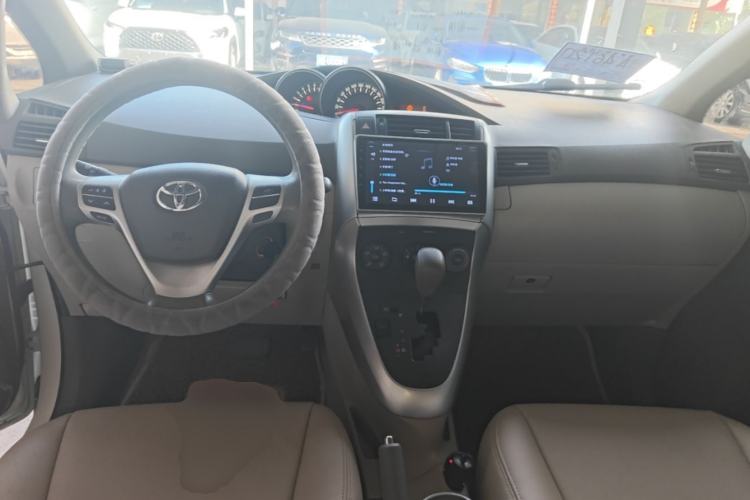 Used Toyota Verso 2015 180E CVT Crossover Edition Center Console