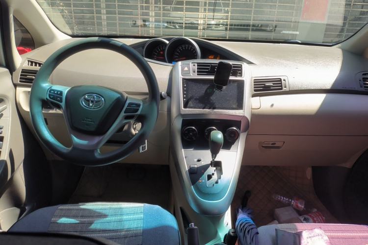 Used Toyota Verso 2015 180E CVT Crossover Edition Center Console