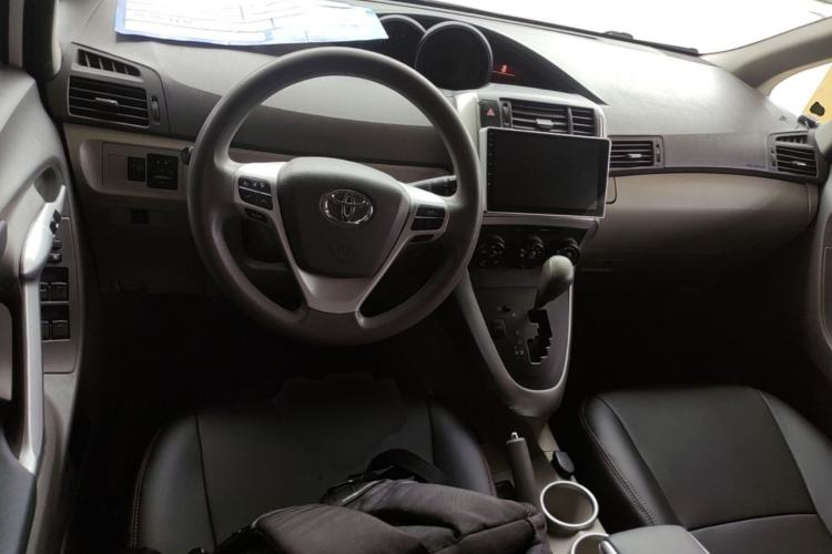 Used Toyota Verso 2015 180E CVT Crossover Edition Center Console