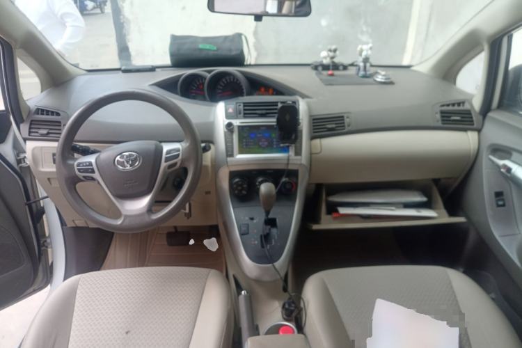 Used Toyota Verso 2015 180E CVT Crossover Edition Center Console