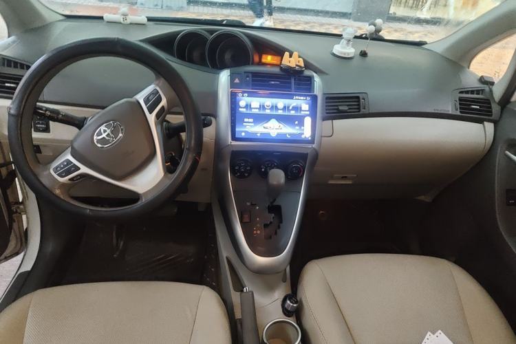 Used Toyota Verso 2015 180E CVT Crossover Edition Center Console