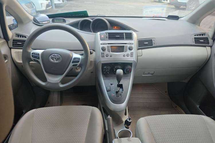 Used Toyota Verso 2015 180E CVT Crossover Edition Center Console