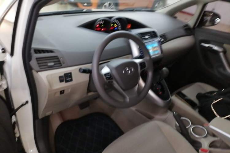 Used Toyota Verso 2015 180E CVT Crossover Edition Center Console