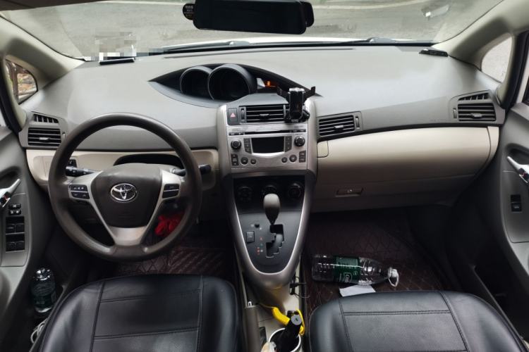 Used Toyota Verso 2015 180E CVT Crossover Edition Center Console