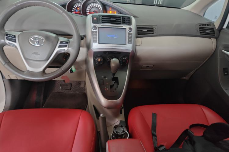 Used Toyota Verso 2015 180E CVT Crossover Edition Center Console