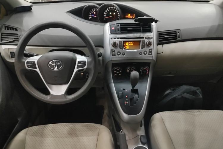 Used Toyota Verso 2015 180E CVT Crossover Edition Center Console