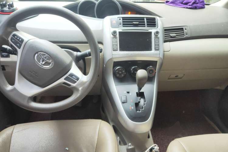 Used Toyota Verso 2015 180E CVT Crossover Edition Center Console