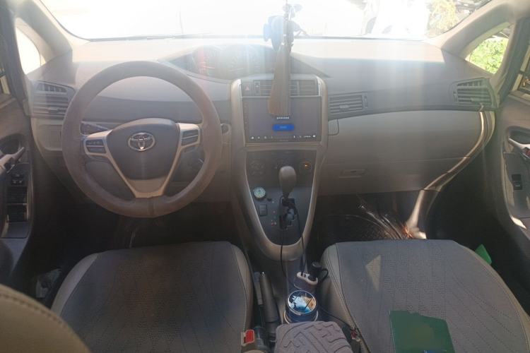 Used Toyota Verso 2015 180E CVT Crossover Edition Center Console