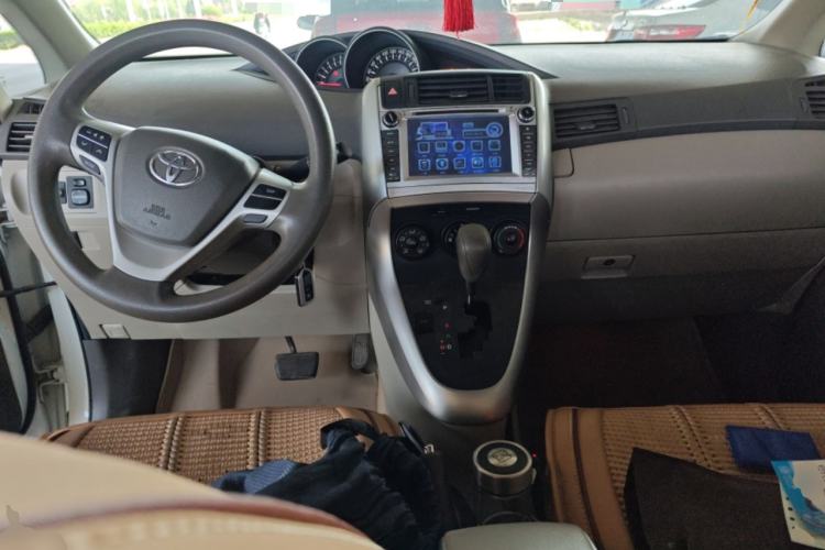 Used Toyota Verso 2015 180E CVT Crossover Edition Center Console
