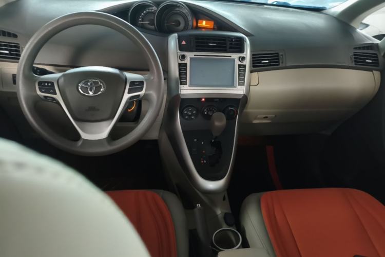 Used Toyota Verso 2015 180E CVT Crossover Edition Center Console