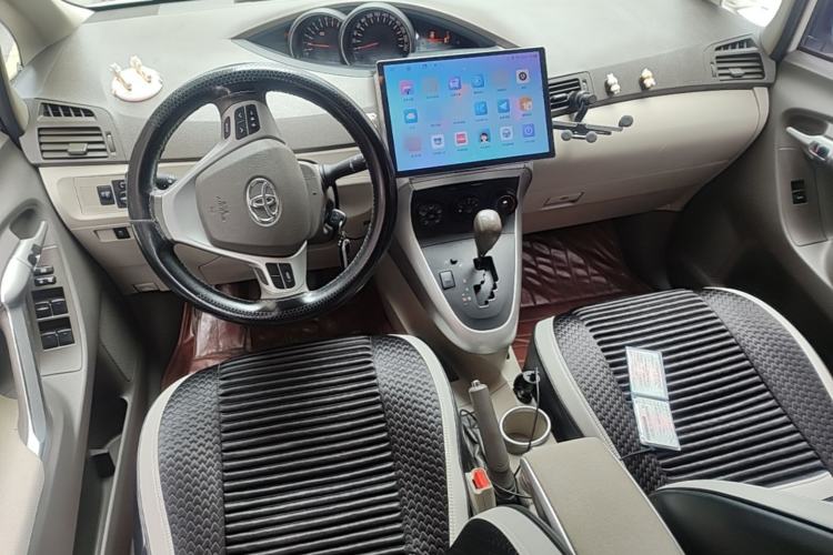 Used Toyota Verso 2015 180E CVT Crossover Edition Center Console