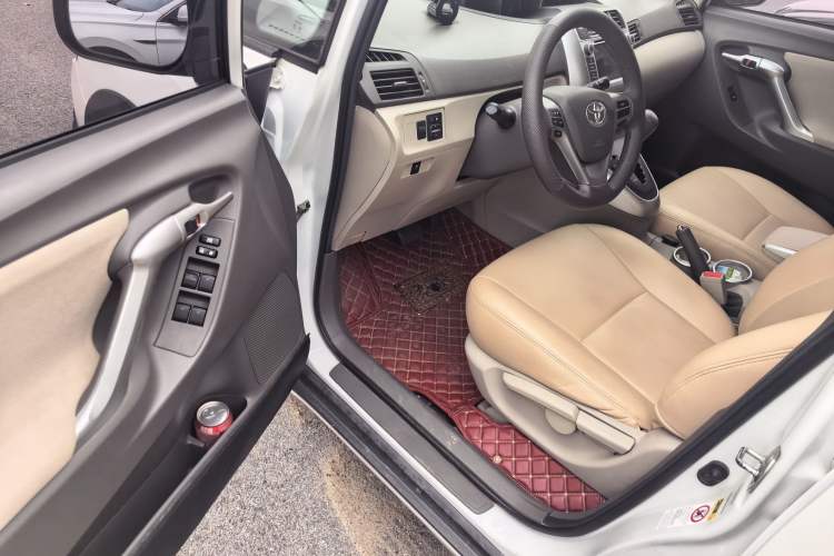 Used Toyota Verso 2015 180E CVT Crossover Edition Driver Seat