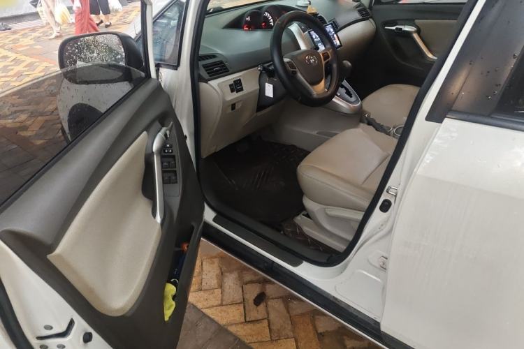 Used Toyota Verso 2015 180E CVT Crossover Edition Driver Seat
