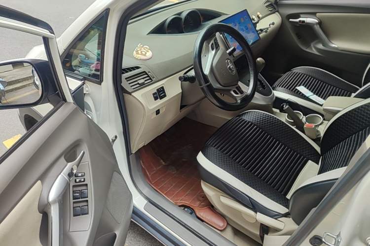Used Toyota Verso 2015 180E CVT Crossover Edition Driver Seat