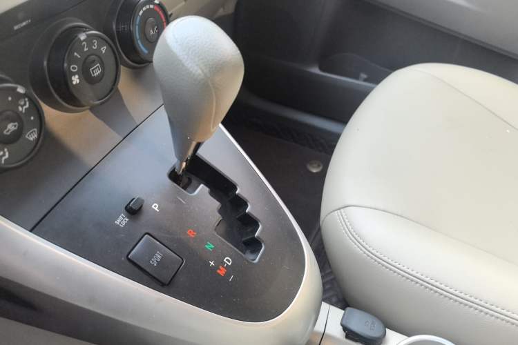 Used Toyota Verso 2015 180E CVT Crossover Edition Gear Lever