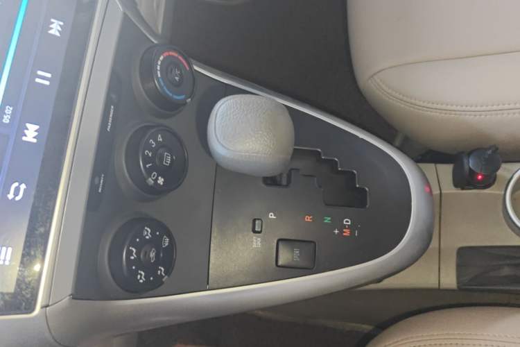 Used Toyota Verso 2015 180E CVT Crossover Edition Gear Lever