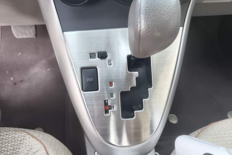 Used Toyota Verso 2015 180E CVT Crossover Edition Gear Lever