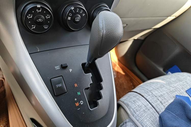 Used Toyota Verso 2015 180E CVT Crossover Edition Gear Lever