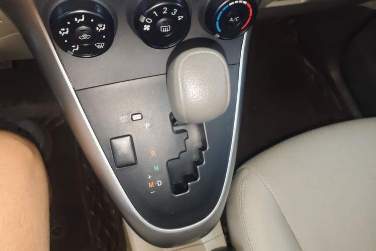 Used Toyota Verso 2015 180E CVT Crossover Edition Gear Lever