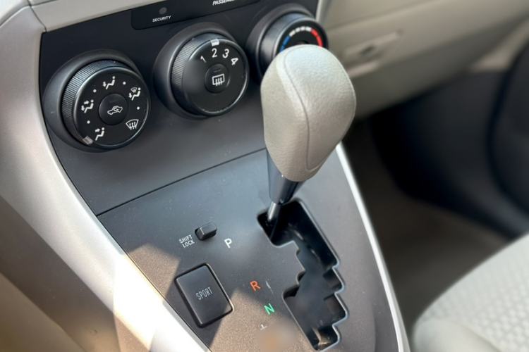 Used Toyota Verso 2015 180E CVT Crossover Edition Gear Lever