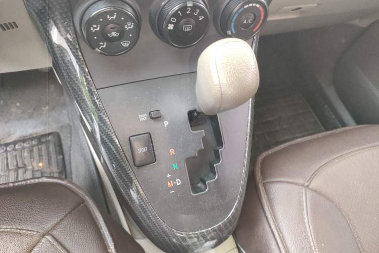 Used Toyota Verso 2015 180E CVT Crossover Edition Gear Lever