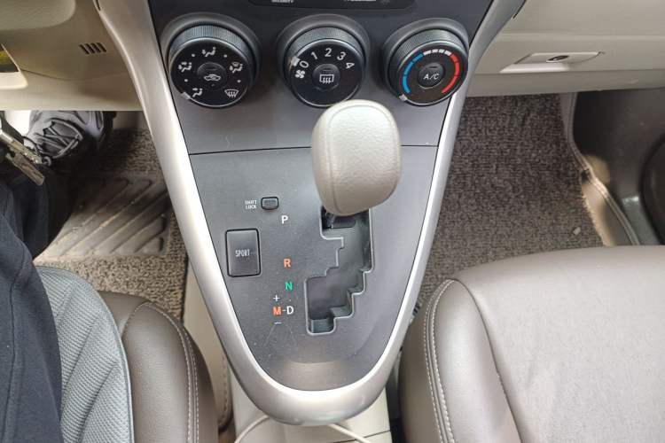 Used Toyota Verso 2015 180E CVT Crossover Edition Gear Lever