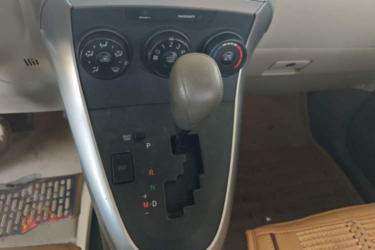Used Toyota Verso 2015 180E CVT Crossover Edition Gear Lever