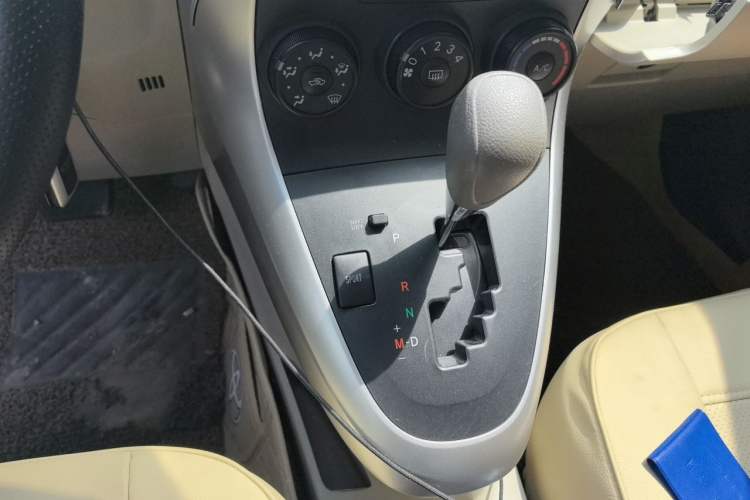 Used Toyota Verso 2015 180E CVT Crossover Edition Gear Lever