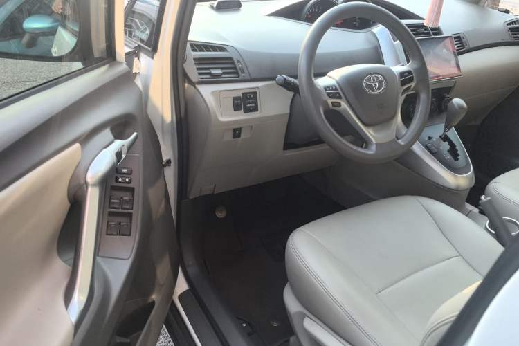 Used Toyota Verso 2015 180E CVT Crossover Edition Interior 3