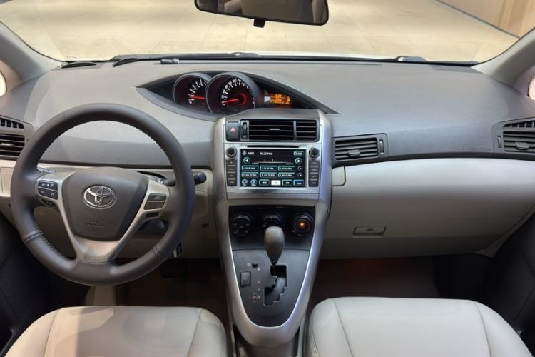 Used Toyota Verso 2015 180E CVT Crossover Edition Interior 6