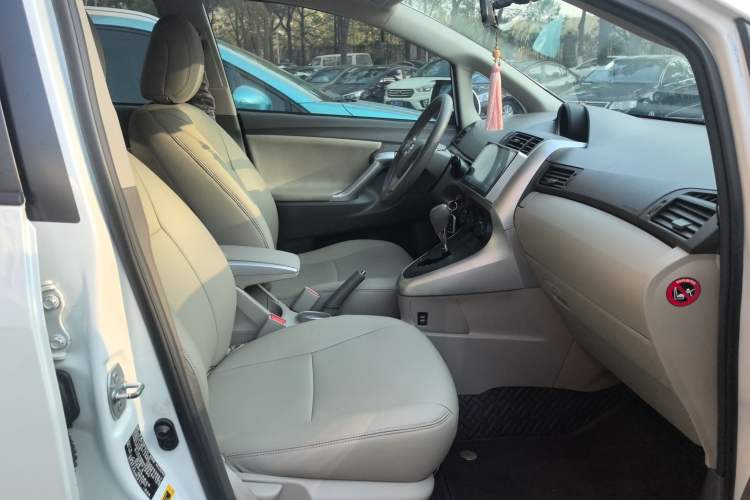 Used Toyota Verso 2015 180E CVT Crossover Edition Right Front Seat