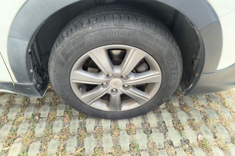 Used Toyota Verso 2015 180E CVT Crossover Edition Right Front Wheel Hub